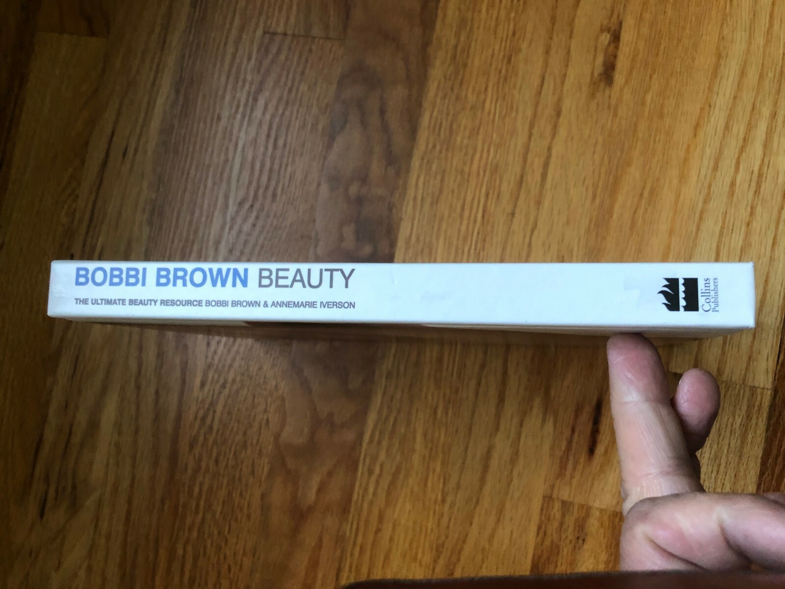 « Bobbi Brown Beauty  » The Ultimate Beauty Resource 1st Edition 1997, 242 pages.