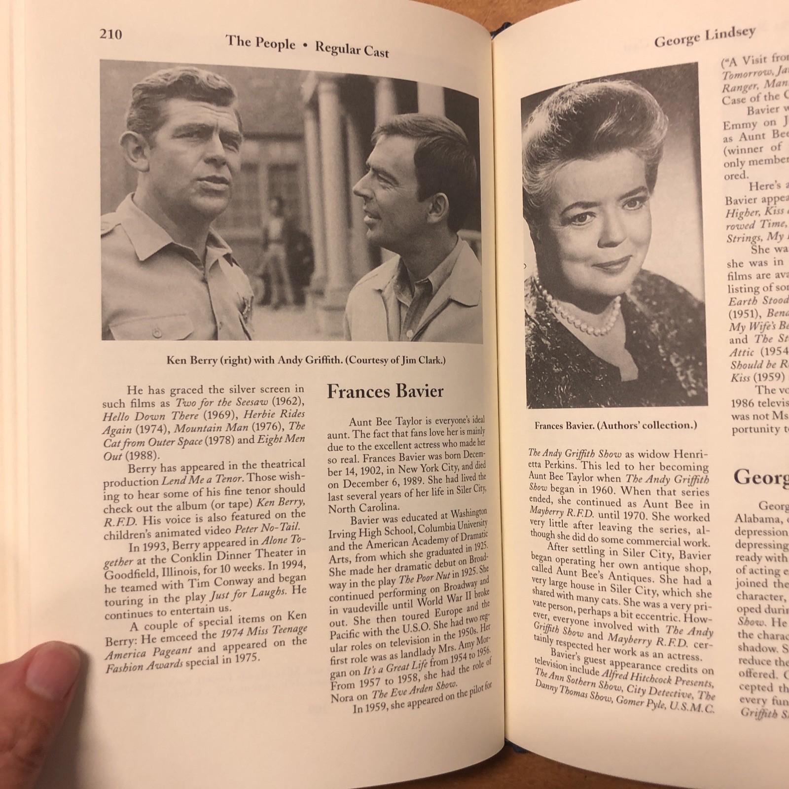 A Guide to Television&rsquo;s Mayberry R.F.D. by David Fernandes Dale Robinson HC