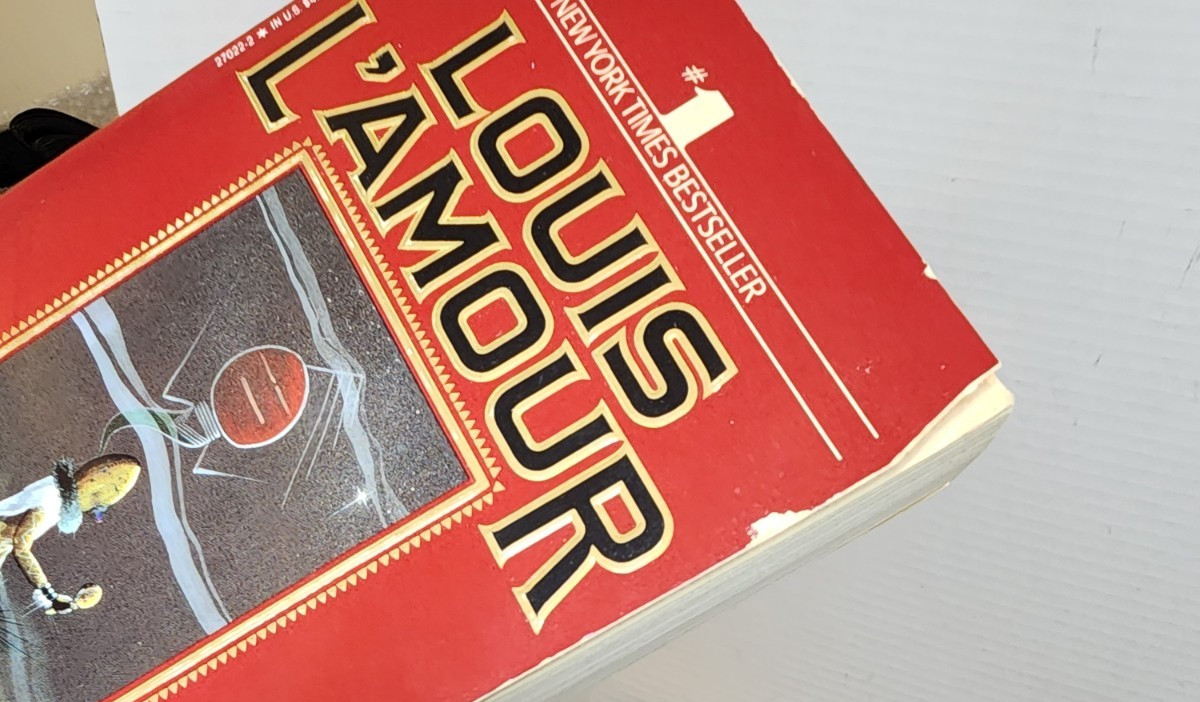 LOUIS L&rsquo;AMOUR MIXED LOT OF 24 PAPERBACK BOOKS SOME SACKETT BOOKS AND MORE