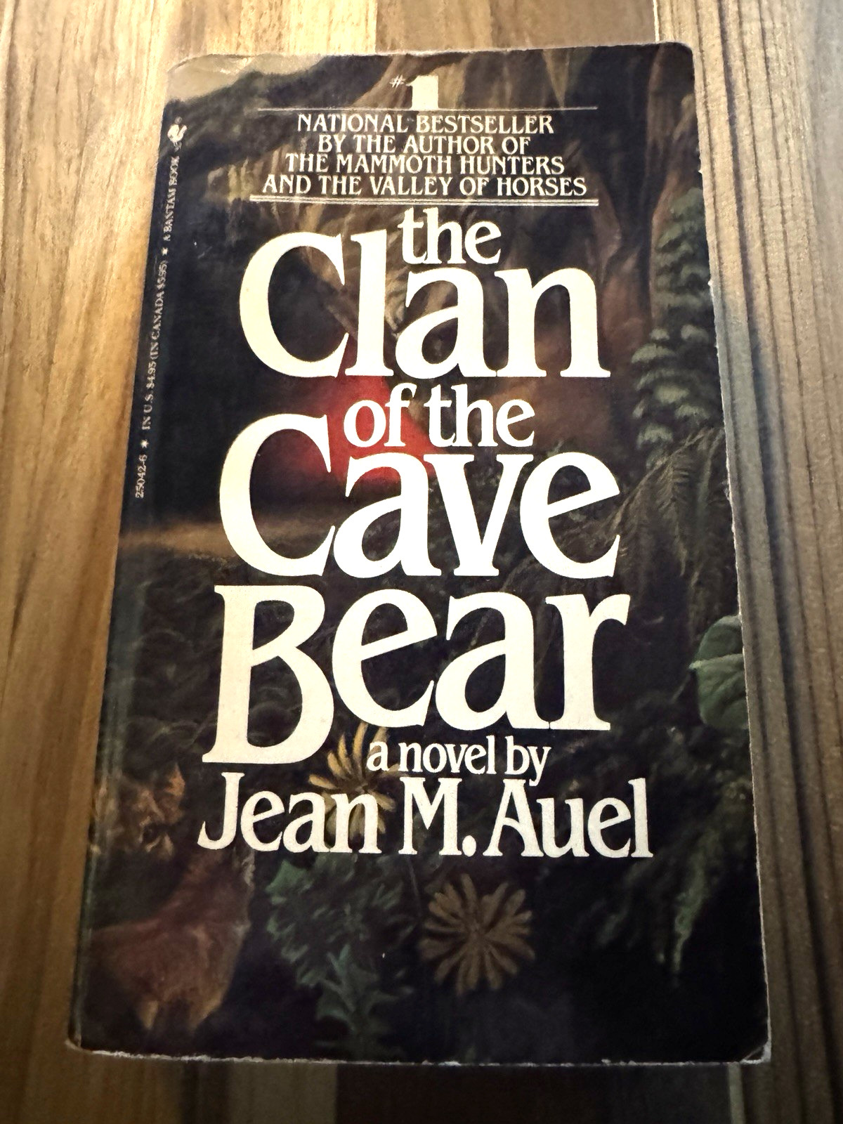 The Clan of the Cave Bear « Paperback Book » By Jean M. Auel