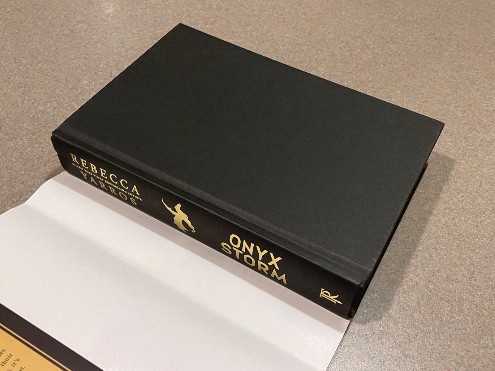 Onyx Storm Deluxe Limited Edition by Rebecca Yarros (The Empyrean Sprayed Edges
