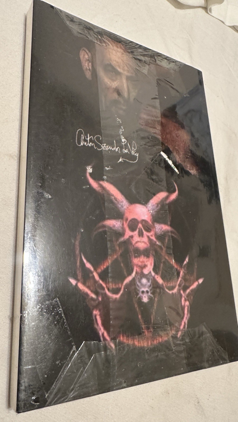BIBLIA SATANICA, LA By Anton Szandor Lavey **BRAND NEW**