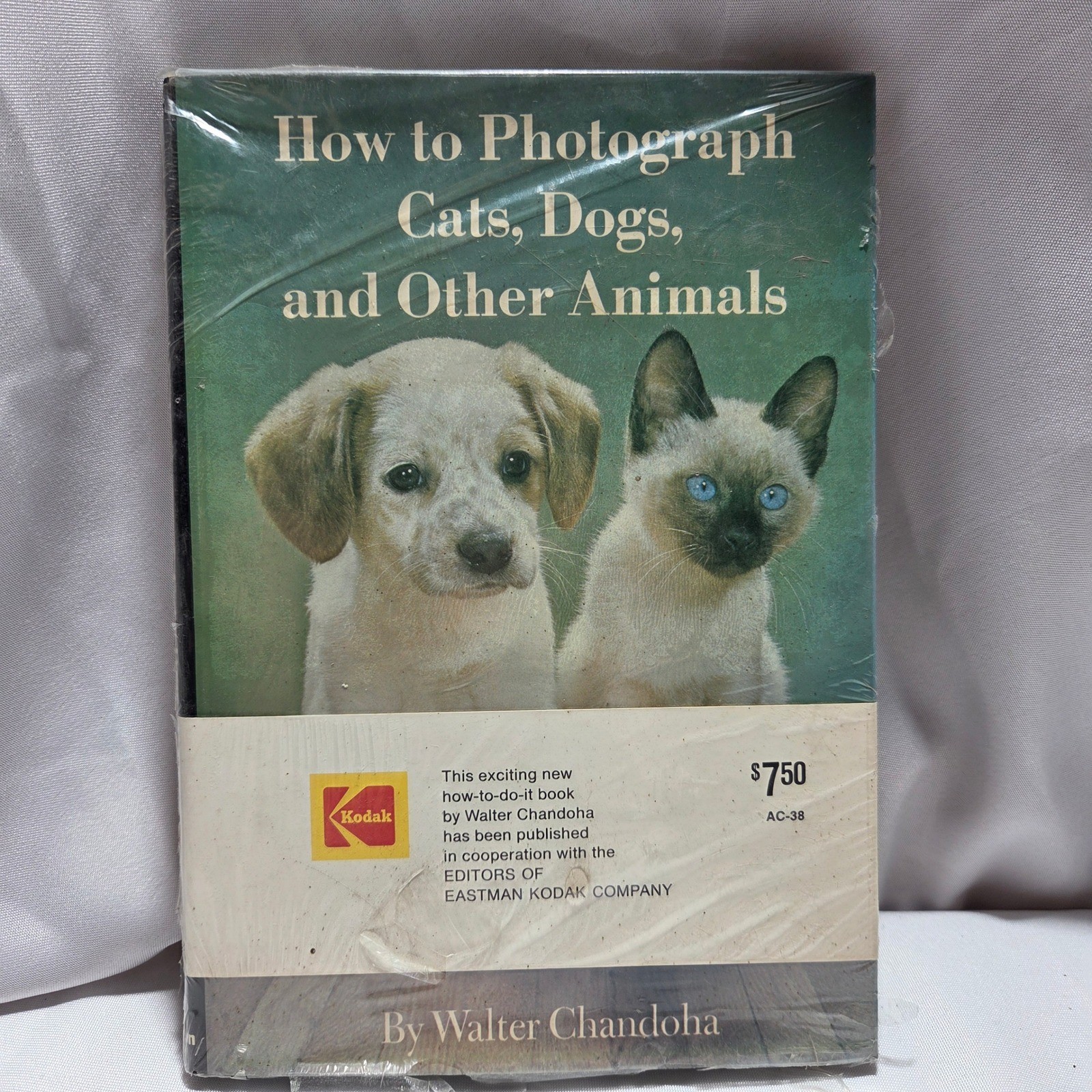 NEW Kodak Walter Chandoha How to Photograph Cats Dogs & Other Animals Book 1973