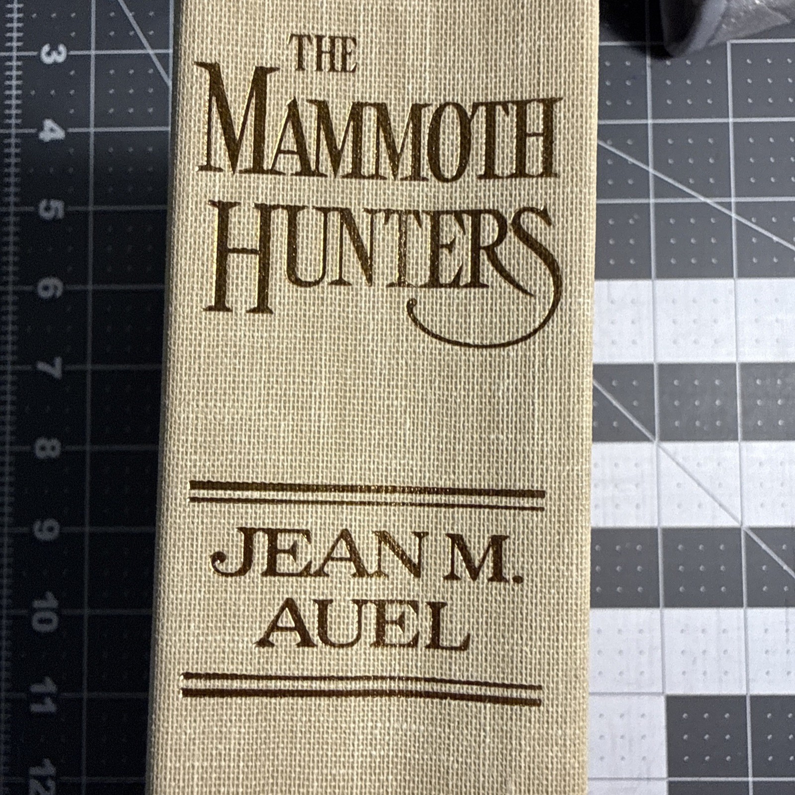 The Mammoth Hunters: Earth&rsquo;s Children Hardcover Jean M. Auel