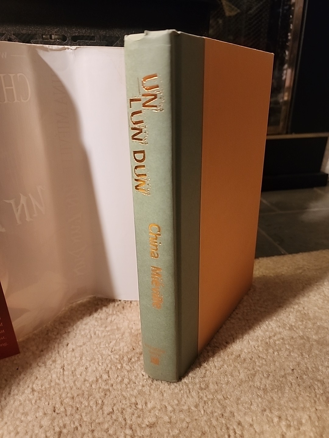 China Miéville SIGNED/Inscribed « Un Lun Dun » (2007) 1st Edition HCDJ