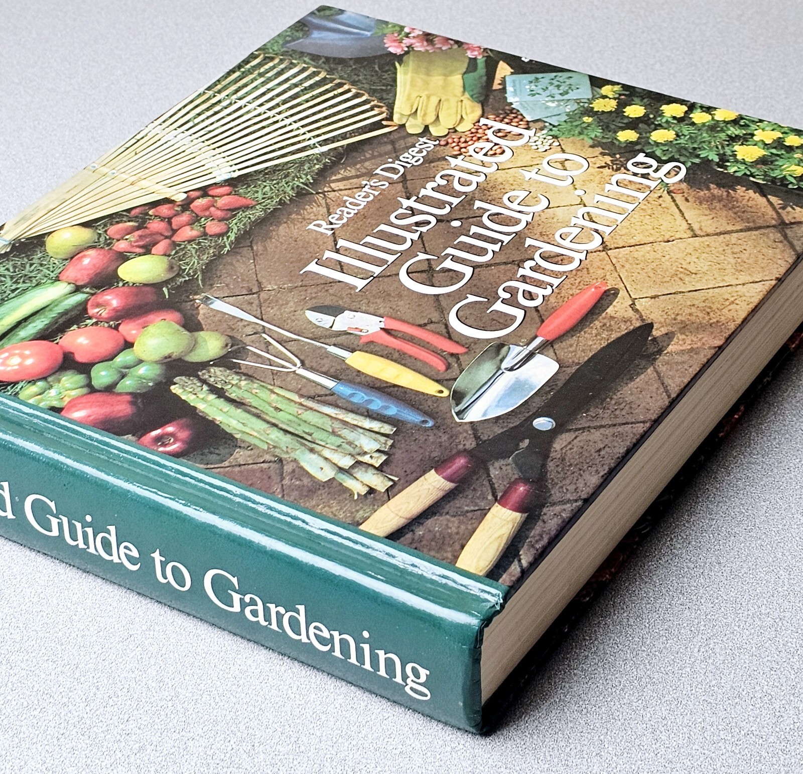 Reader&rsquo;s Digest Illustrated Guide to Gardening Various 672 Pages Hardcover 1977