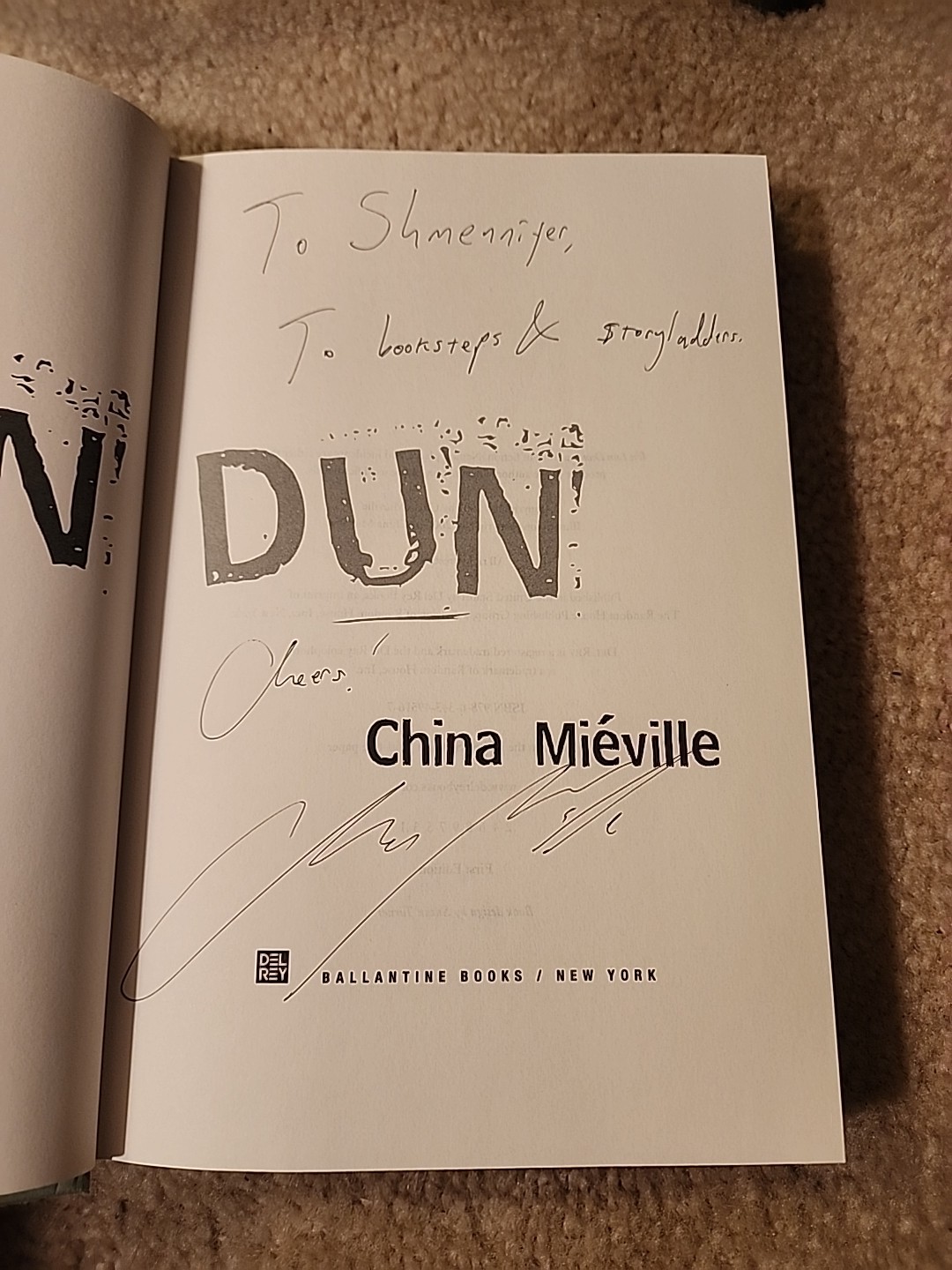 China Miéville SIGNED/Inscribed « Un Lun Dun » (2007) 1st Edition HCDJ