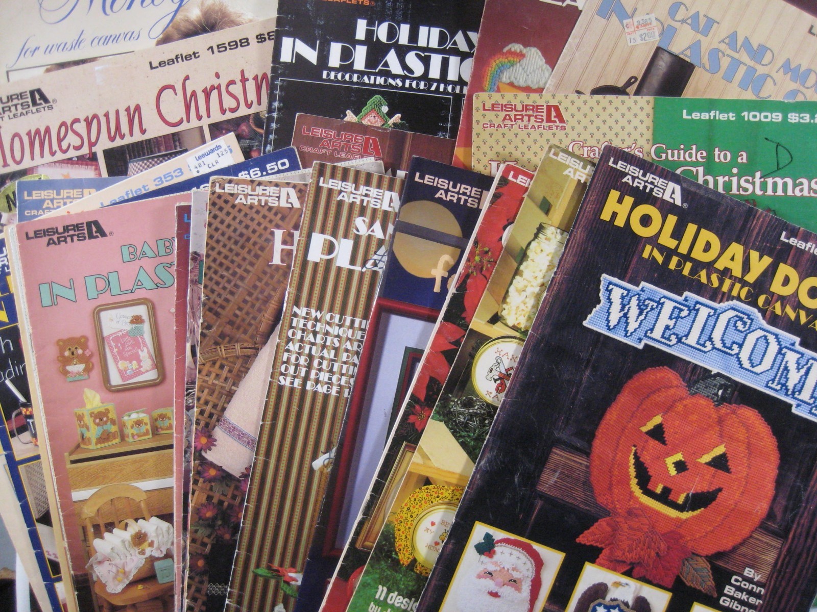 Lot 27 books Leisure Arts Leaflet Christmas plastic canvas cat country Halloween