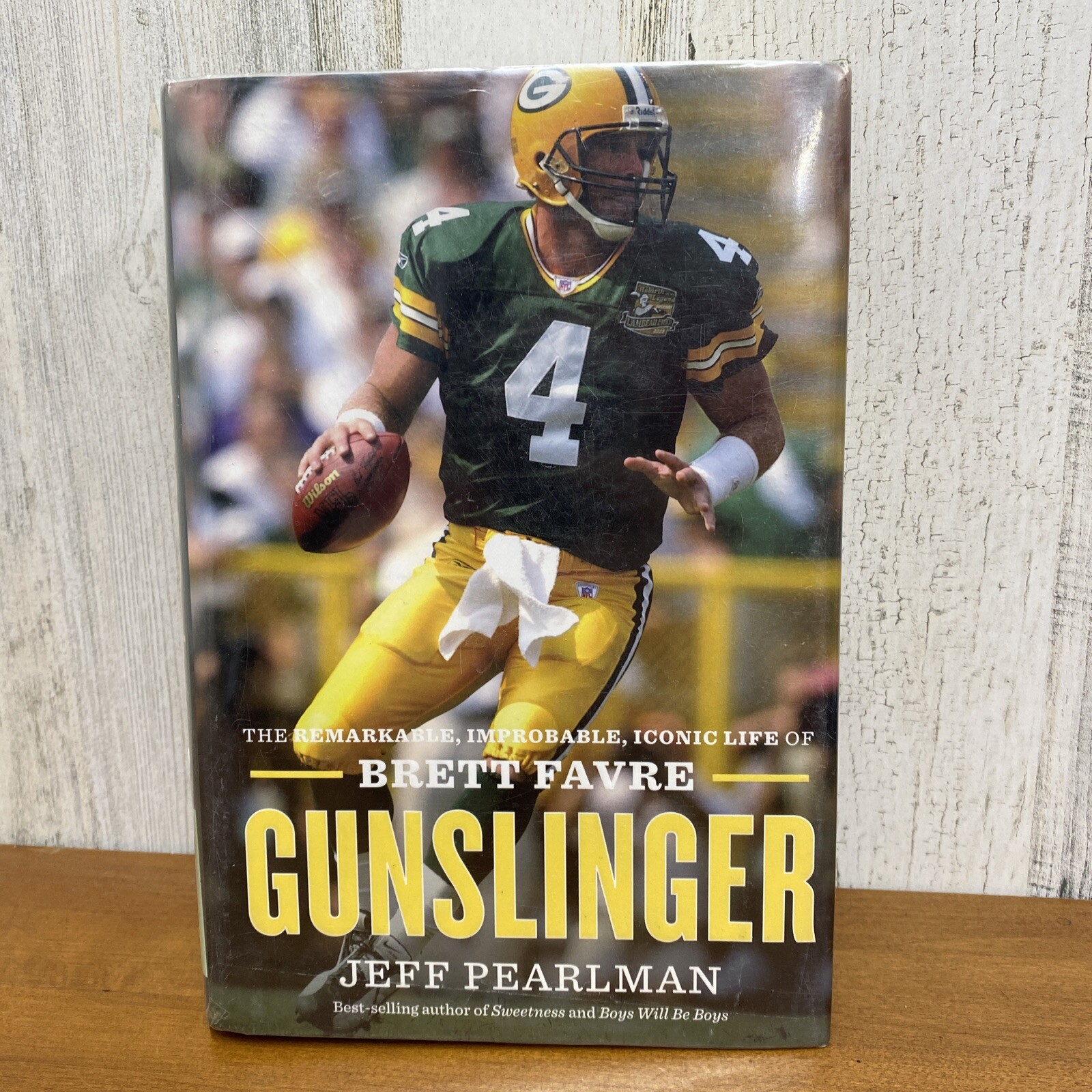 Brett Favre « Gunslinger » hard cover book 2016 / 383 pages /