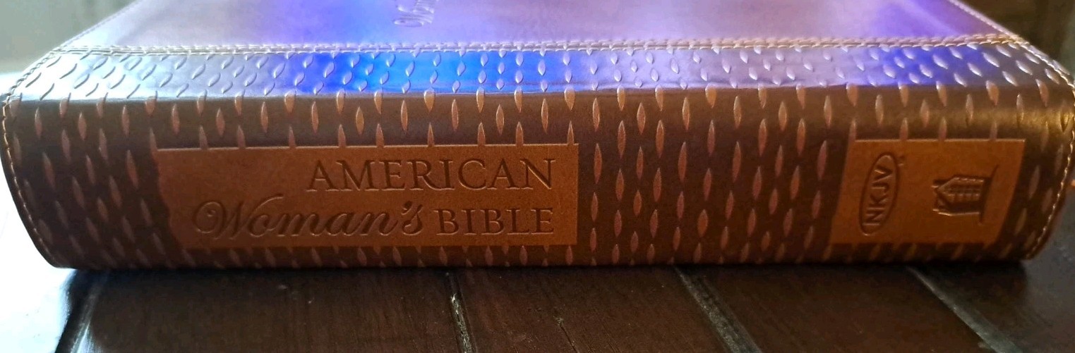 NKJV, American Woman&rsquo;s Bible, Leathersoft, Brown, 2016 – LIKE NEW