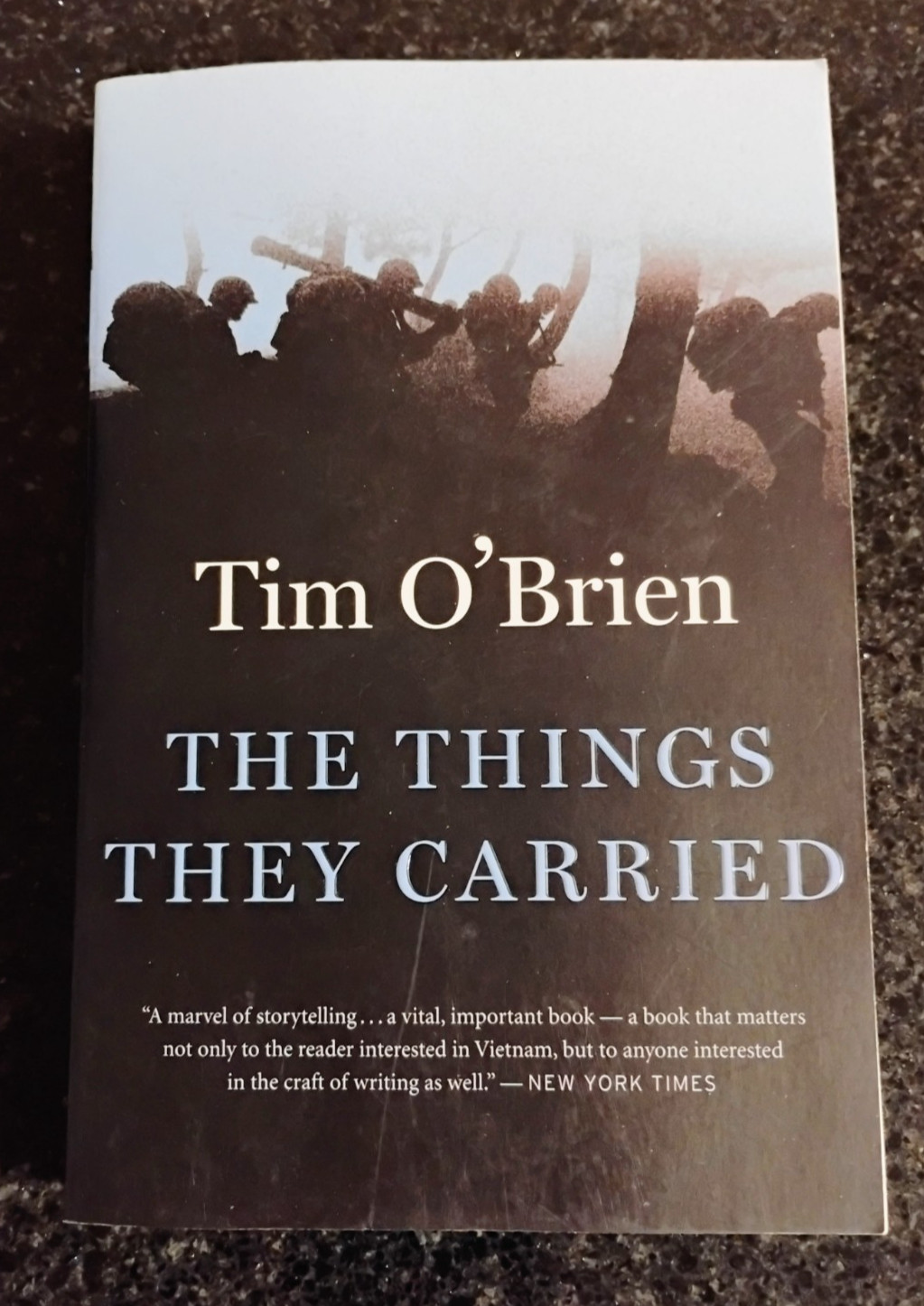 THE THINGS THEY CARRIED by TIM O&rsquo;BRIEN – SIGNED! – PAPERBACK EDITION