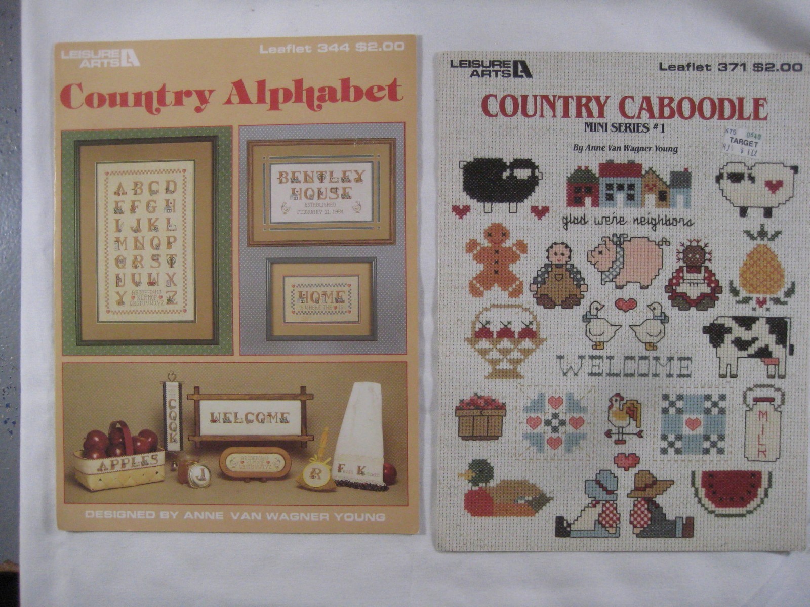 Lot 27 books Leisure Arts Leaflet Christmas plastic canvas cat country Halloween