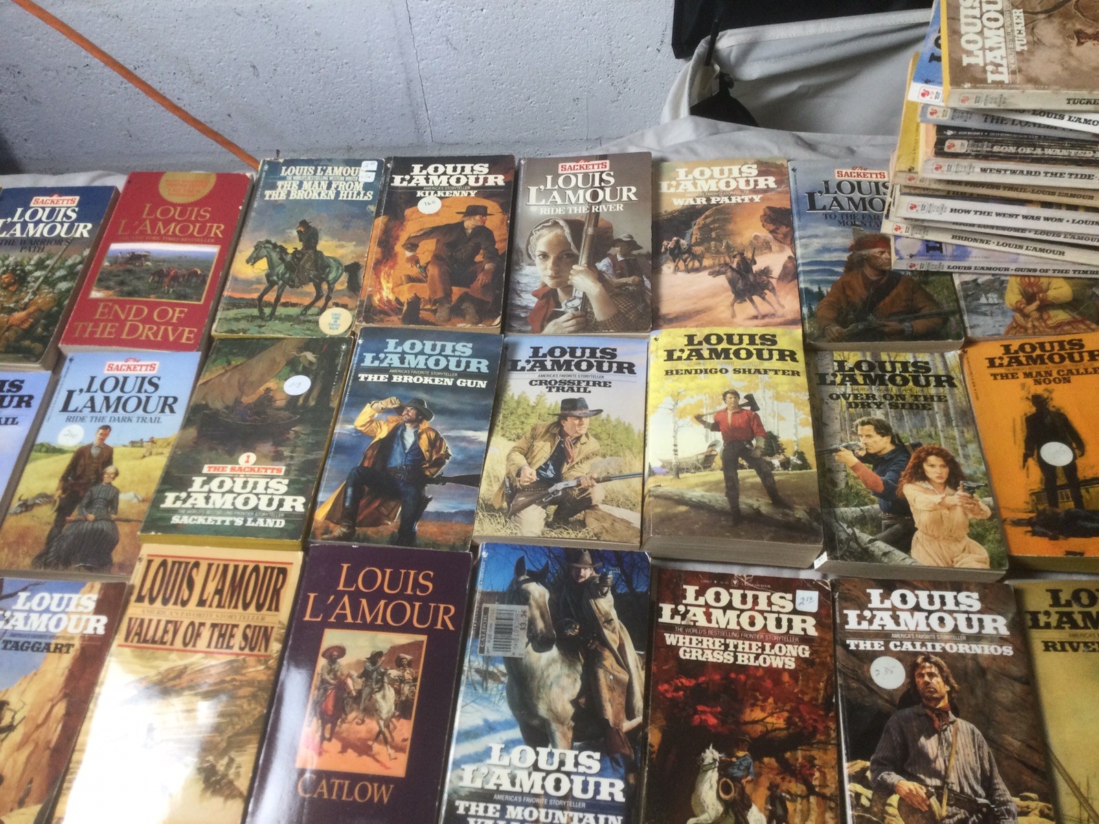 80+ Louis L&rsquo;Amour Paperback Lot Western Collection Sackett Series