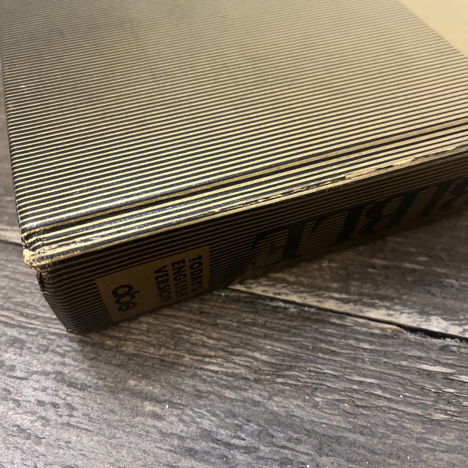 Vtg 1976 Good News Bible Today&rsquo;s English Version Gold Hardcover 480 Pages
