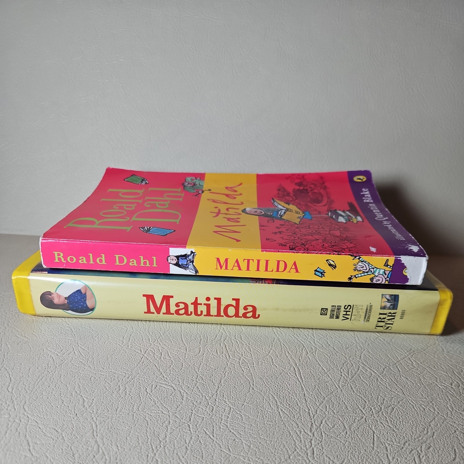 Matilda by Roald Dahl First Edition + Matilda Vintage VHS – VG – Y2K 90&rsquo;s Danny