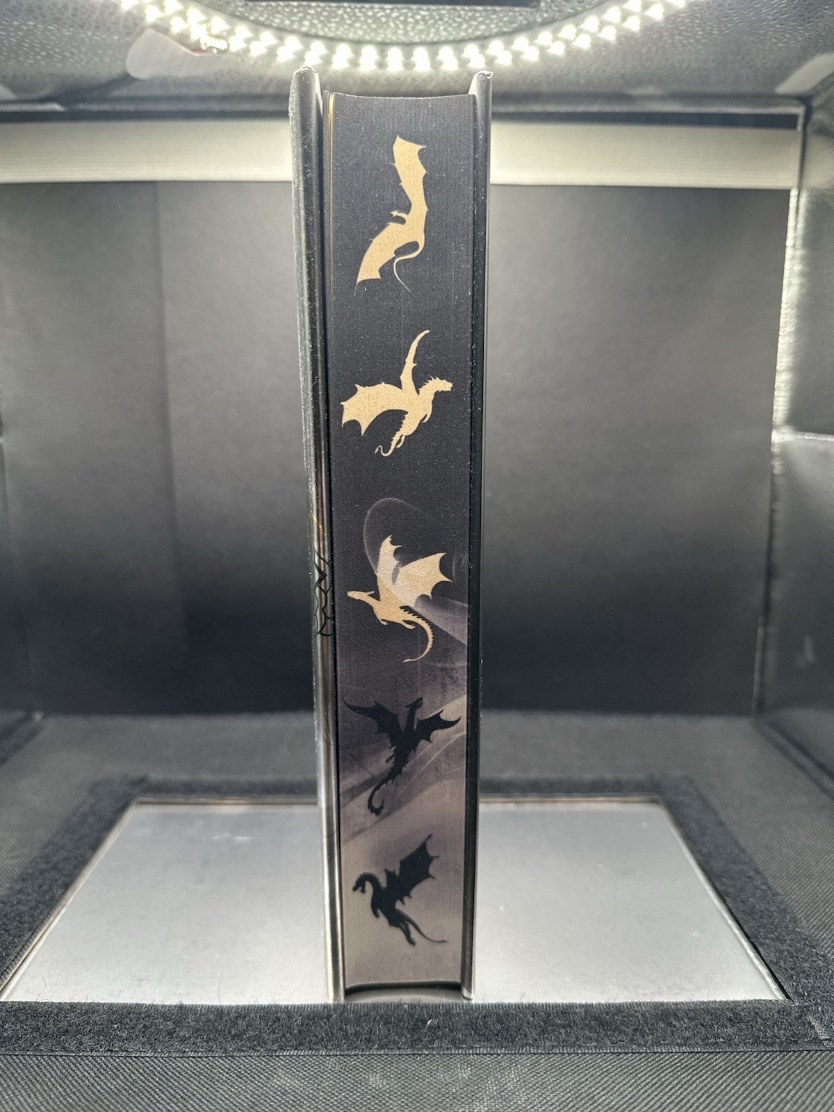 Special edition ✨SPRAYED EDGES✨ Onyx Storm Exclusive Hardcover By Rebecca Yarros