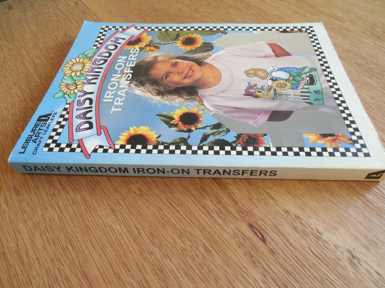 NEW! Leisure Arts « Daisy Kingdom » Book of Iron-On Transfers: Holidays*Bears*More