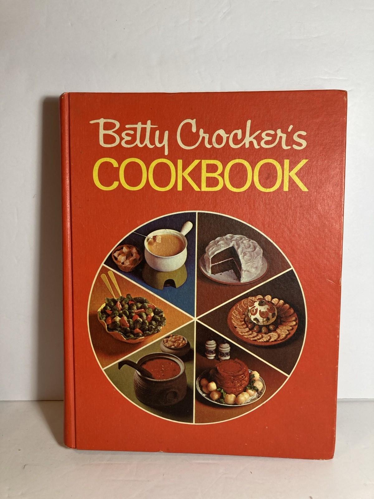 Vintage Betty Crocker&rsquo;s Cookbook 1974 Tight Binding 480 Pages HC