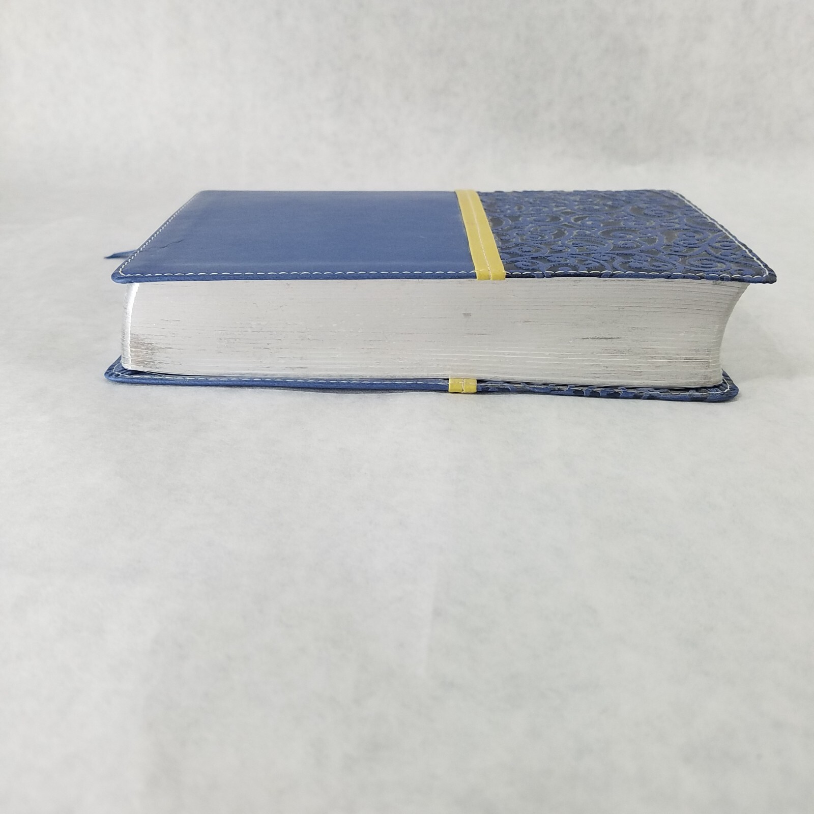 Women&rsquo;s Devotional Bible by Zondervan Staff (2012, Blue Leather, Special)