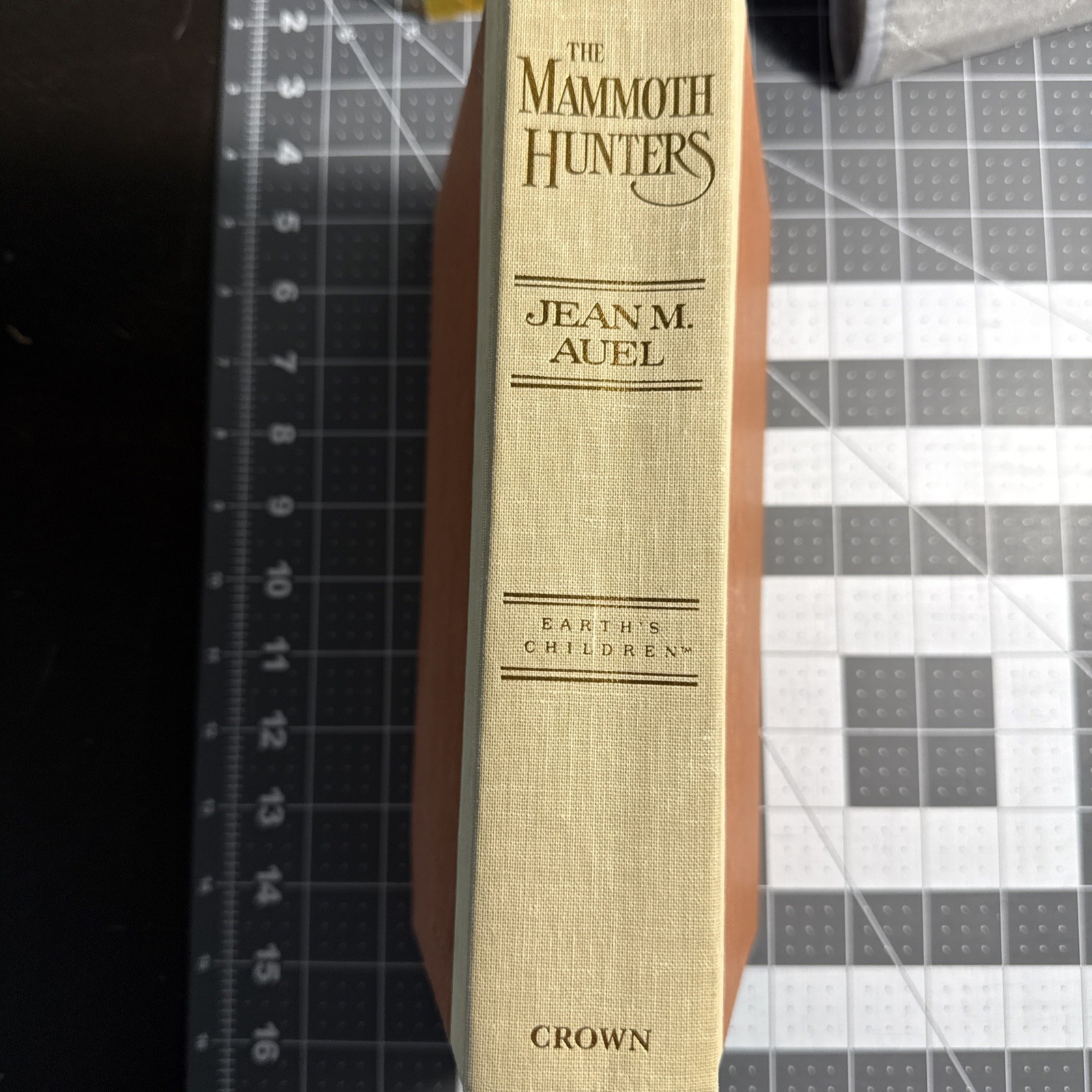 The Mammoth Hunters: Earth&rsquo;s Children Hardcover Jean M. Auel