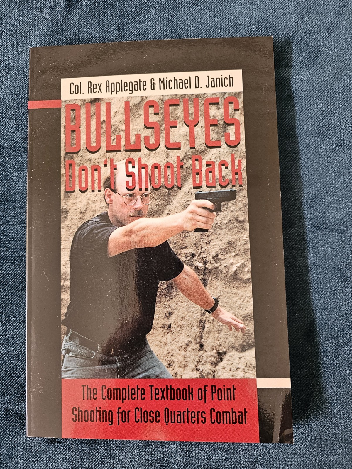Bullseyes Don&rsquo;t Shoot Back Textbook of Point Shooting Applegate & Janich 1998