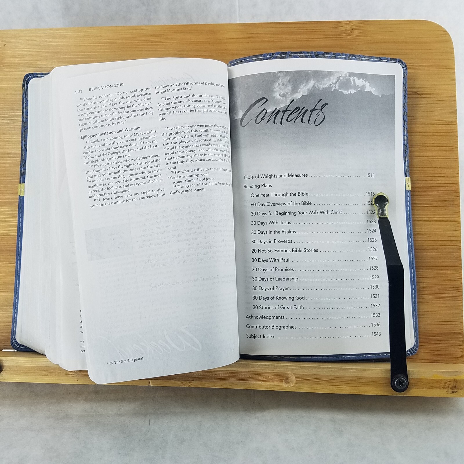 Women&rsquo;s Devotional Bible by Zondervan Staff (2012, Blue Leather, Special)