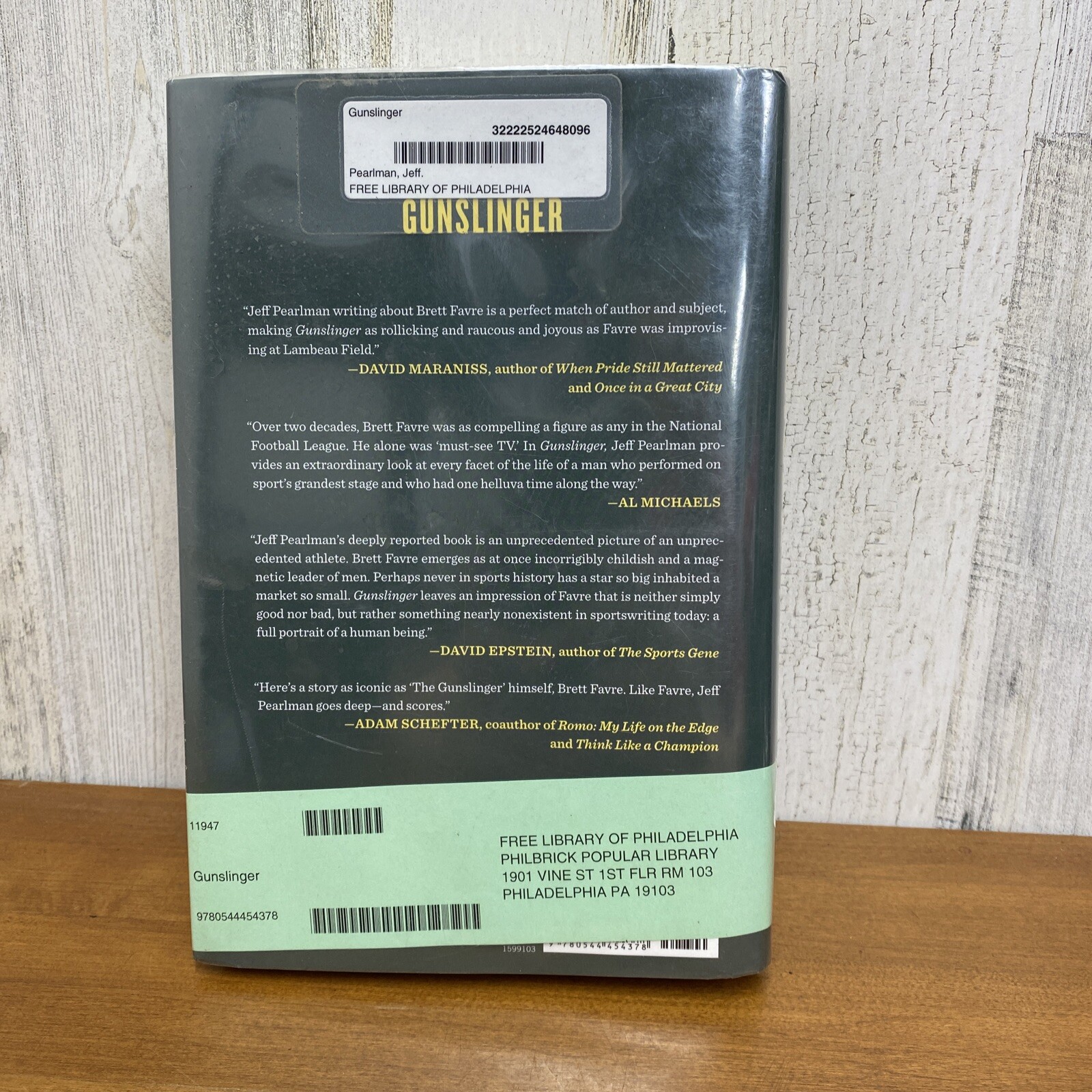 Brett Favre « Gunslinger » hard cover book 2016 / 383 pages /