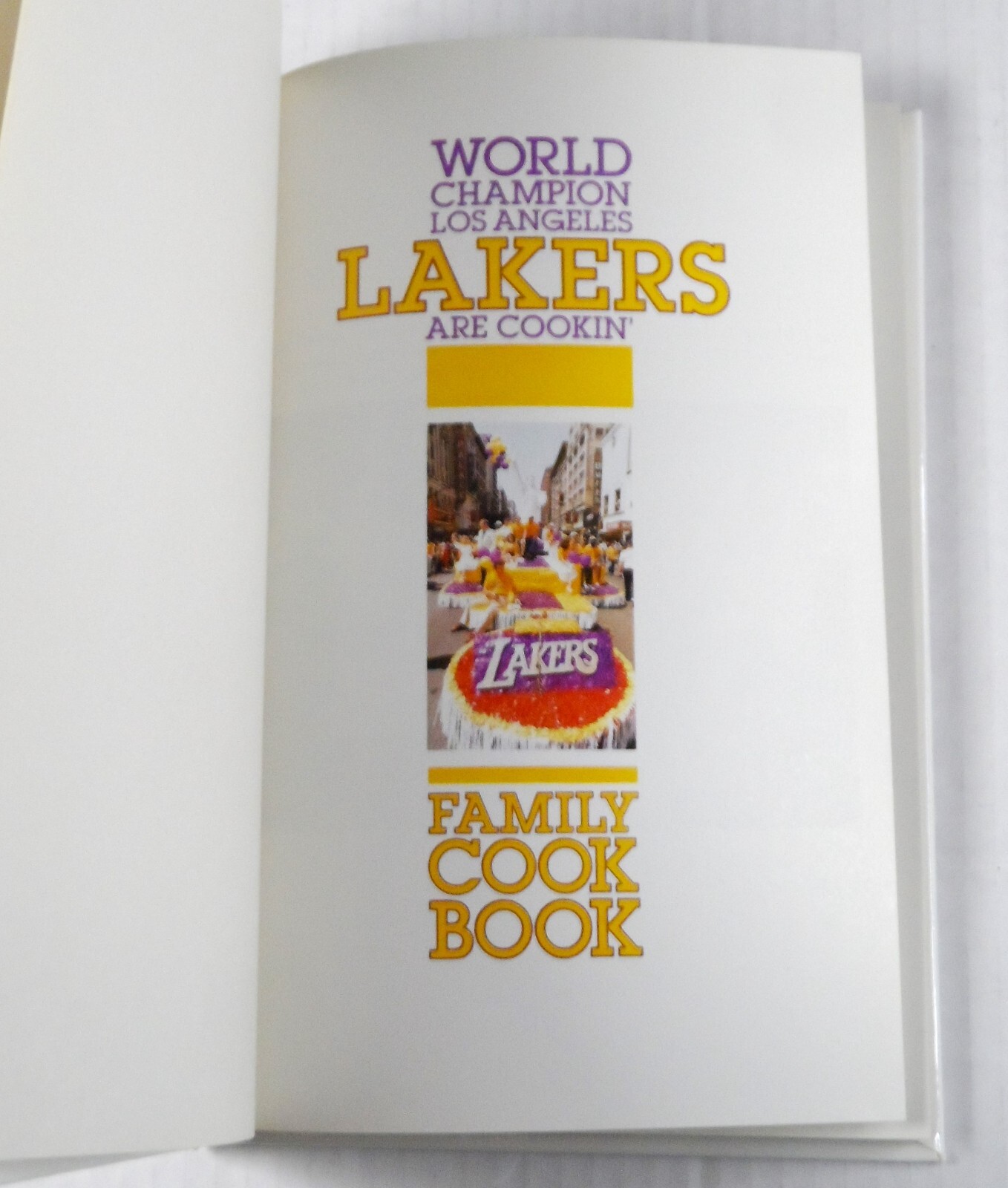 World Champion Los Angeles Lakers Are Cookin&rsquo; Family Cookbook 1985 HC 184 pages