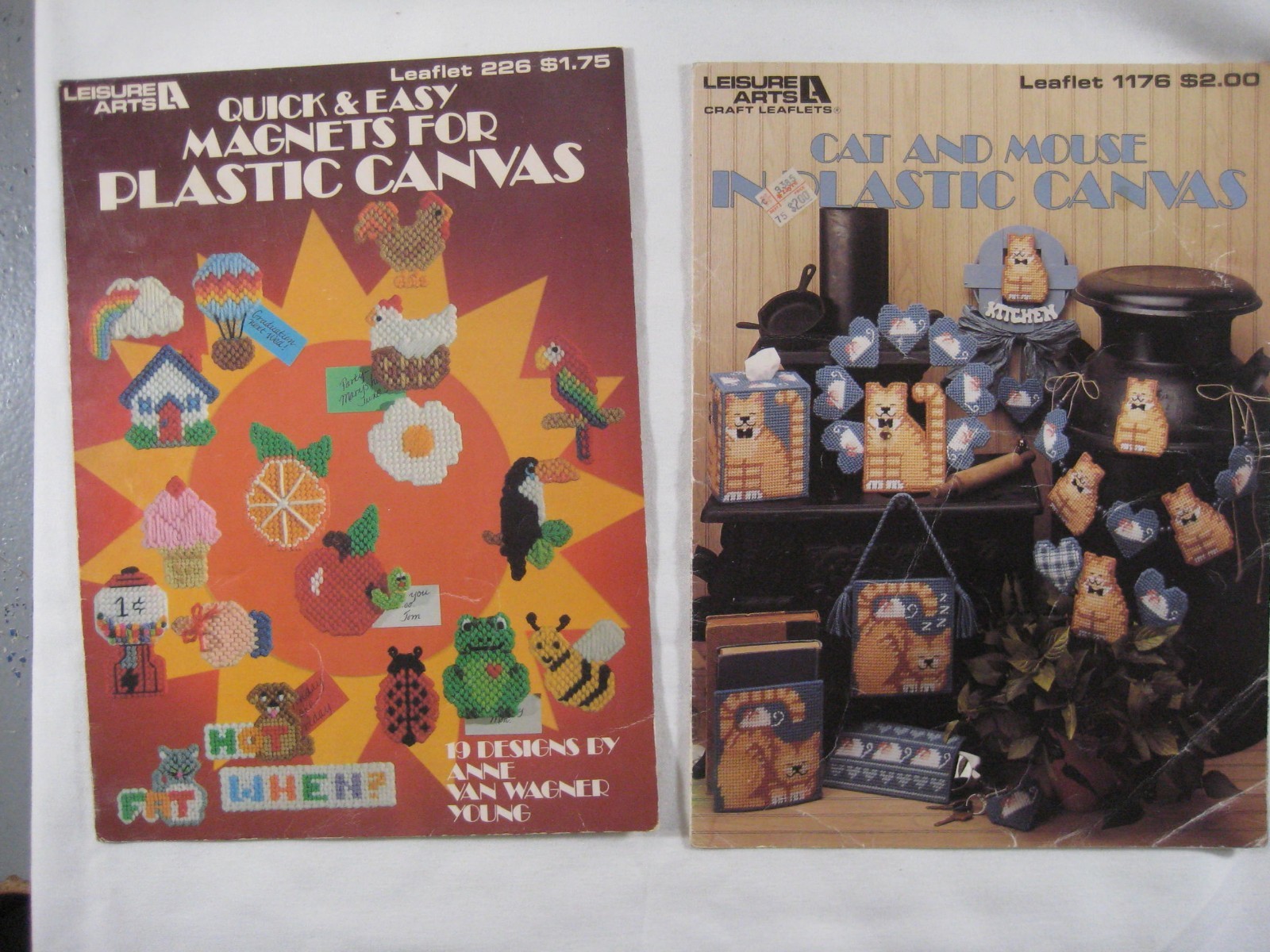 Lot 27 books Leisure Arts Leaflet Christmas plastic canvas cat country Halloween
