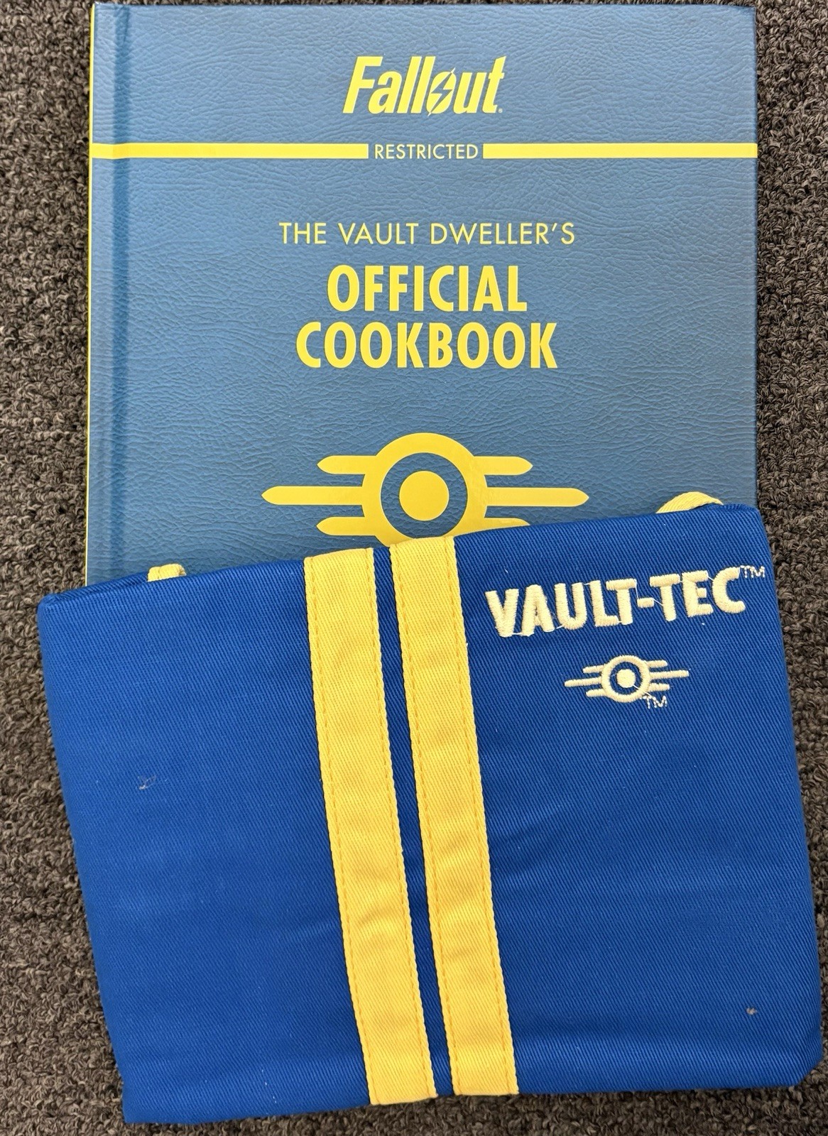 Fallout The Vault Dweller&rsquo;s Official Cookbook Gift Set With Apron New No Box