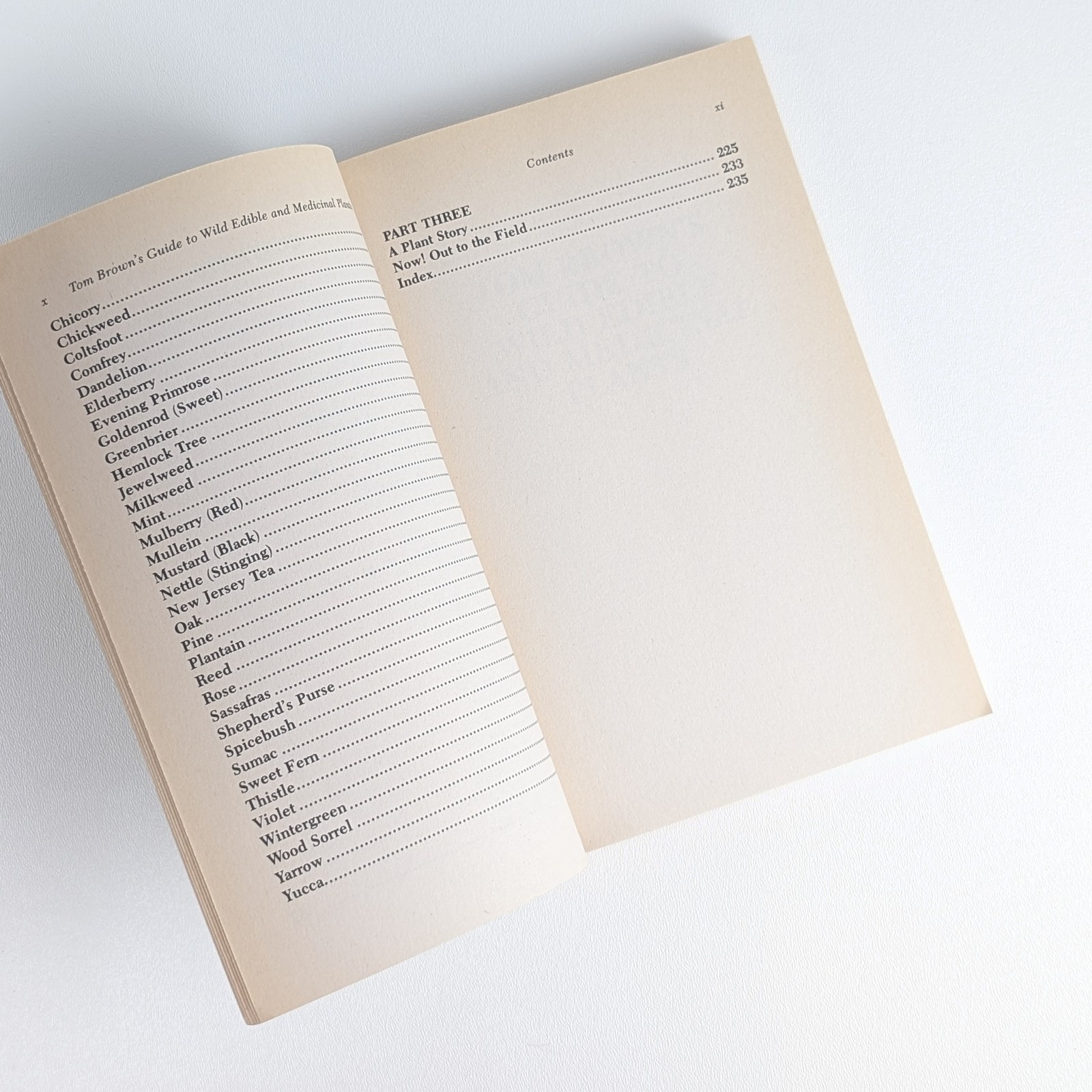 TOM BROWN&rsquo;S GUIDE TO WILD EDIBLE AND MEDICINAL PLANTS by Tom Brown Jr. – 1985 PB