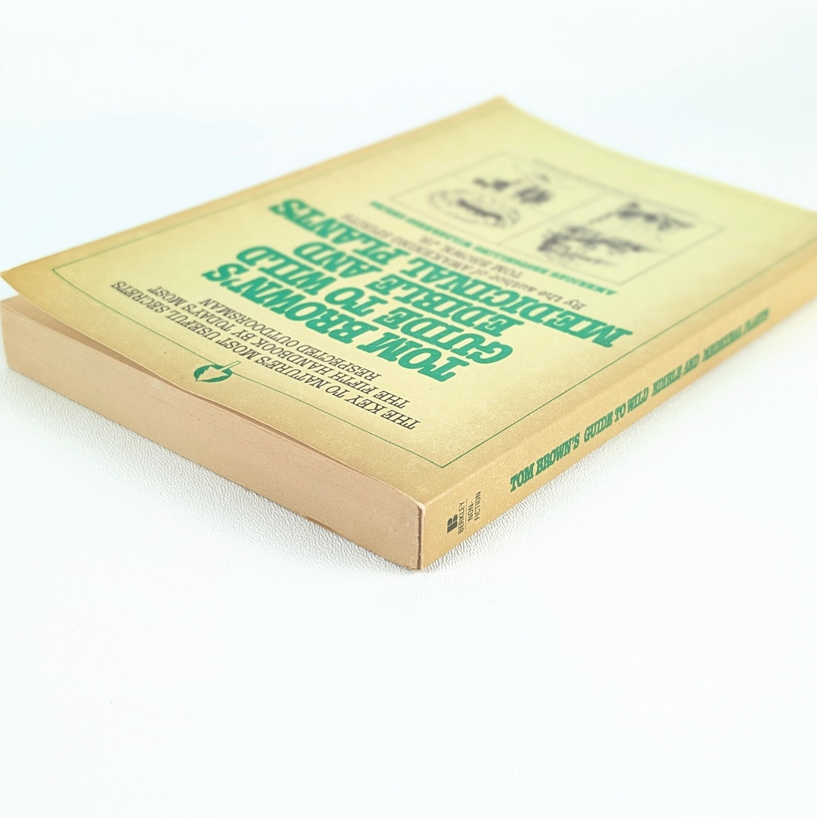 TOM BROWN&rsquo;S GUIDE TO WILD EDIBLE AND MEDICINAL PLANTS by Tom Brown Jr. – 1985 PB