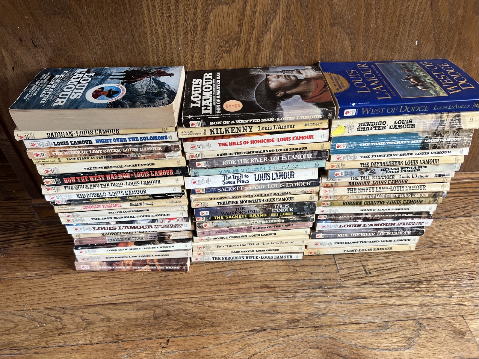 LOUIS L&rsquo;AMOUR Western Paperbacks Novels Lot of 54
