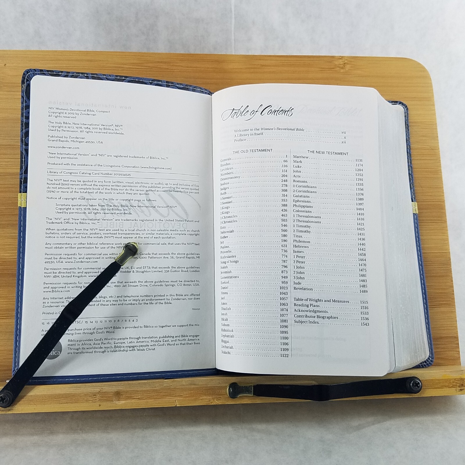 Women&rsquo;s Devotional Bible by Zondervan Staff (2012, Blue Leather, Special)