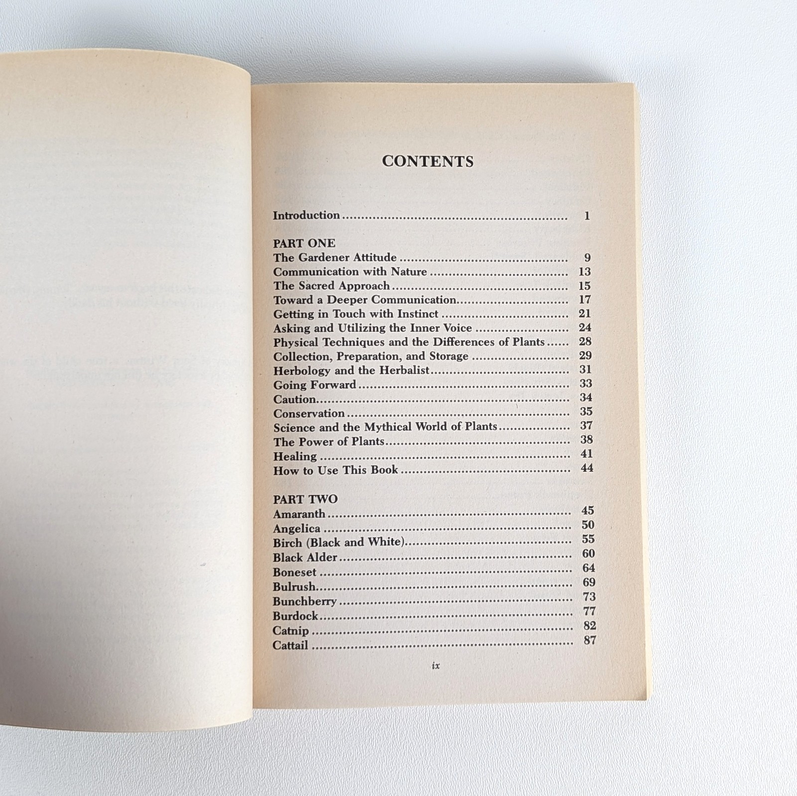 TOM BROWN&rsquo;S GUIDE TO WILD EDIBLE AND MEDICINAL PLANTS by Tom Brown Jr. – 1985 PB