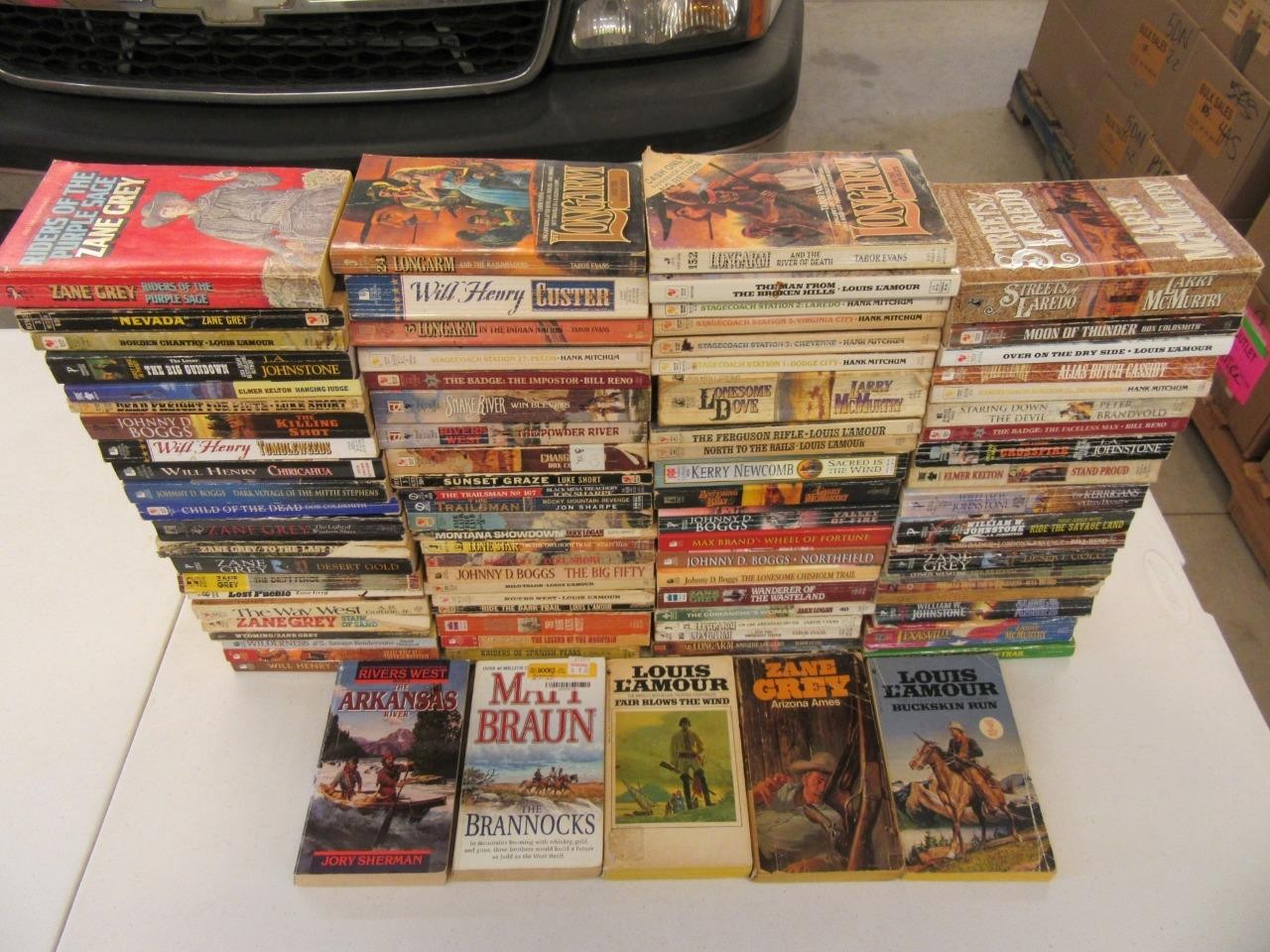 HUGE Lot of (90) WESTERNS Books LOUIS L&rsquo;AMOUR ZANE GREY LARRY MCMURTRY JOHNSTONE