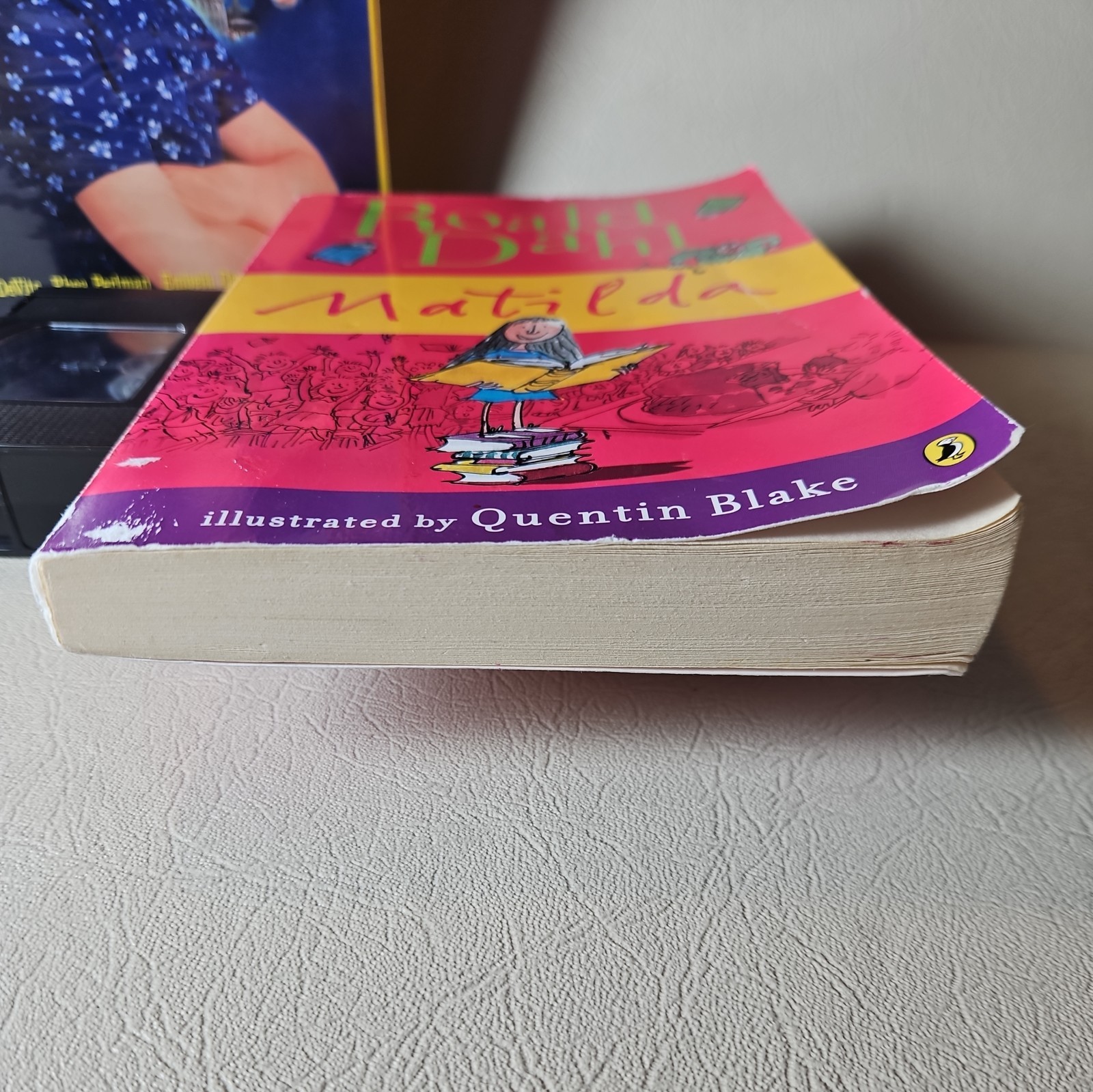 Matilda by Roald Dahl First Edition + Matilda Vintage VHS – VG – Y2K 90&rsquo;s Danny