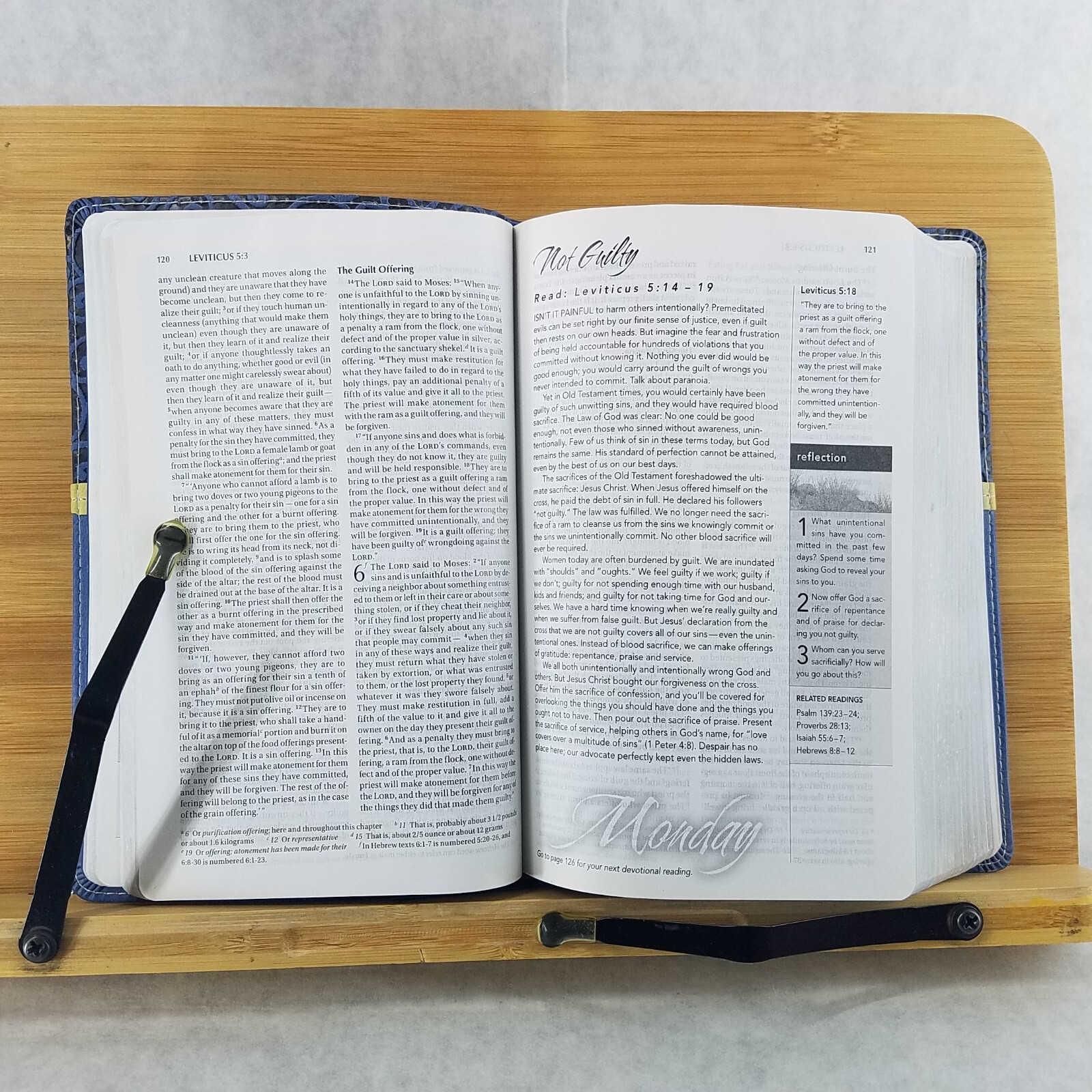 Women&rsquo;s Devotional Bible by Zondervan Staff (2012, Blue Leather, Special)