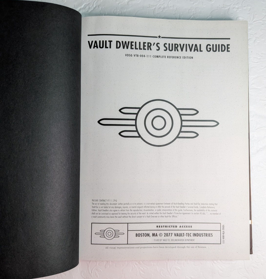 Fallout 4 Vault Dweller&rsquo;s Survival Guide Collector&rsquo;s Edition Hardcover + Map
