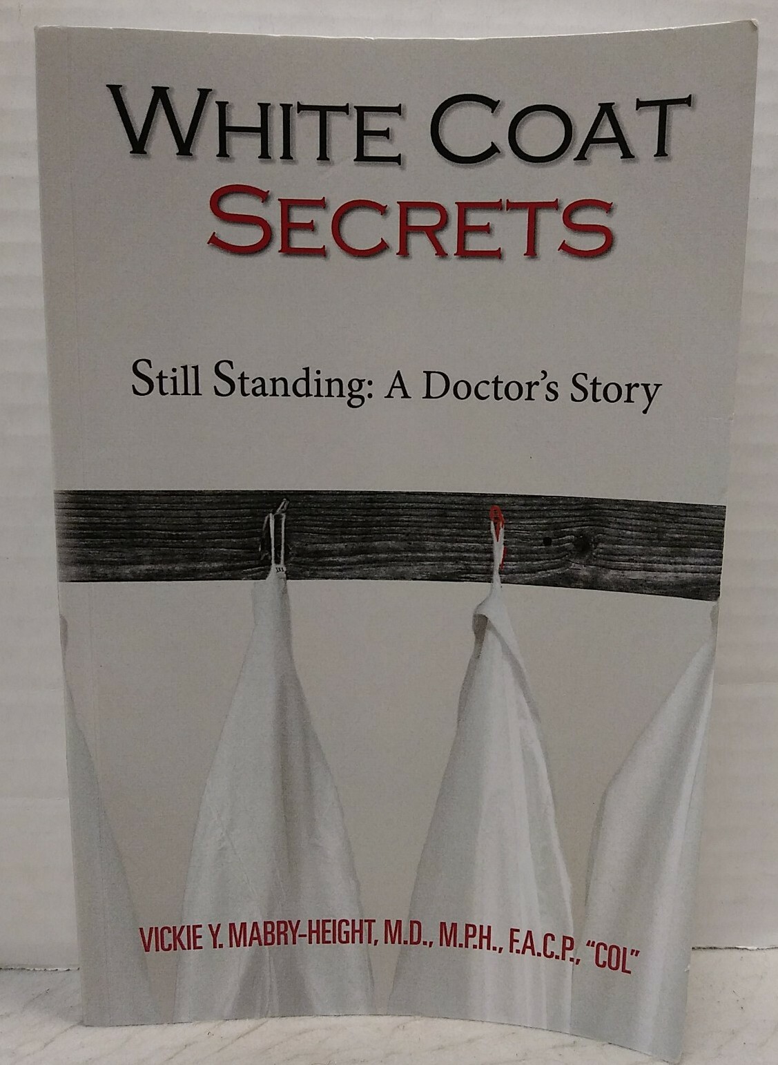 WHITE COAT SECRETS : A Doctor&rsquo;s Story by Vickie Y. Mabry-Height, M.D., (2015, Pb