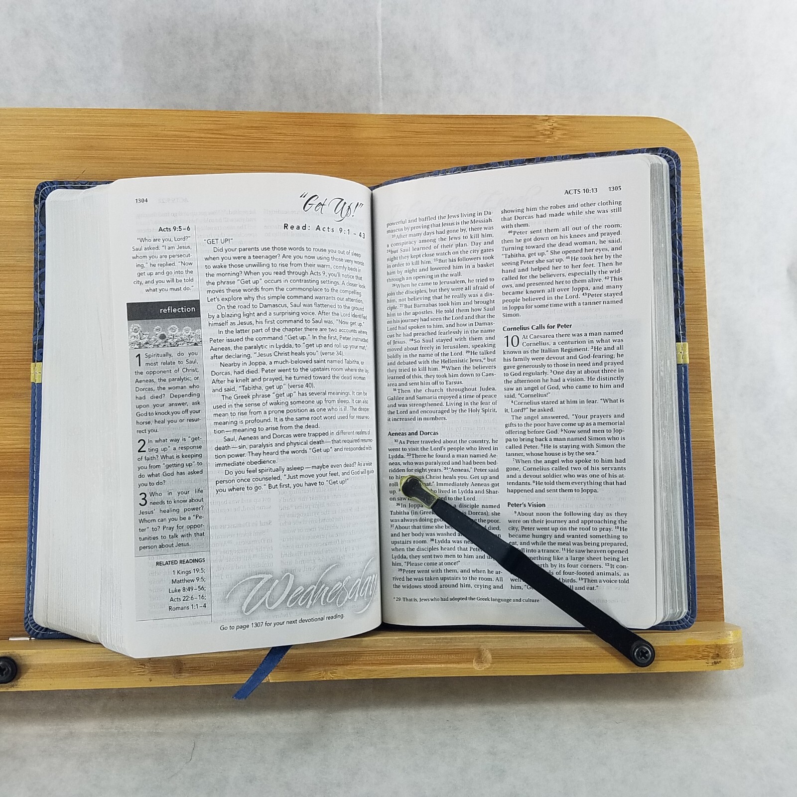Women&rsquo;s Devotional Bible by Zondervan Staff (2012, Blue Leather, Special)