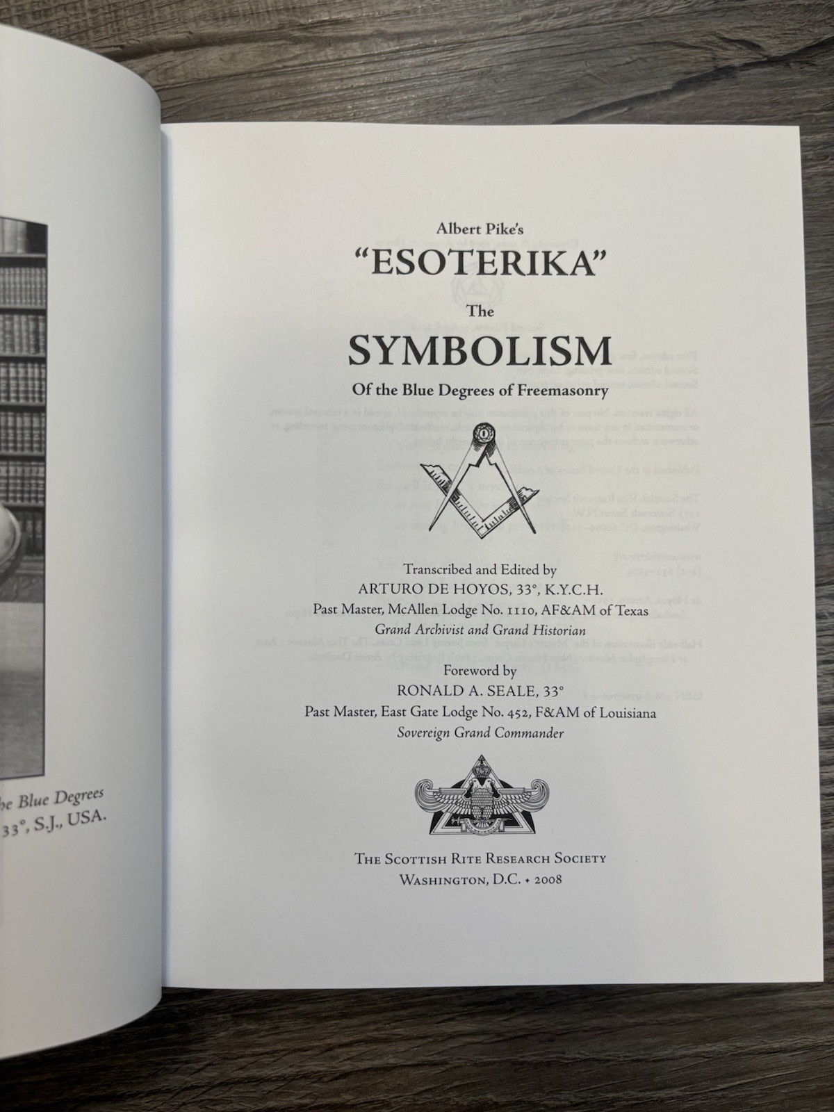 Albert Pike&rsquo;s Esoterika – Symbolism of the Blue Degrees of Freemasonry (DeHoyos)