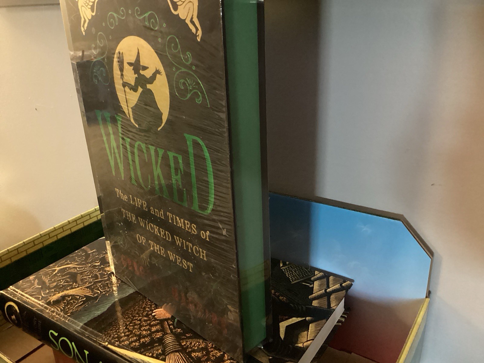 Wicked Books Maguire& Son Of Witch&Limited Edition Pin Sealed New In Package Set