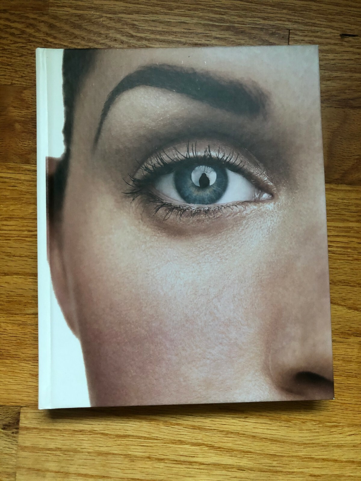 « Bobbi Brown Beauty  » The Ultimate Beauty Resource 1st Edition 1997, 242 pages.