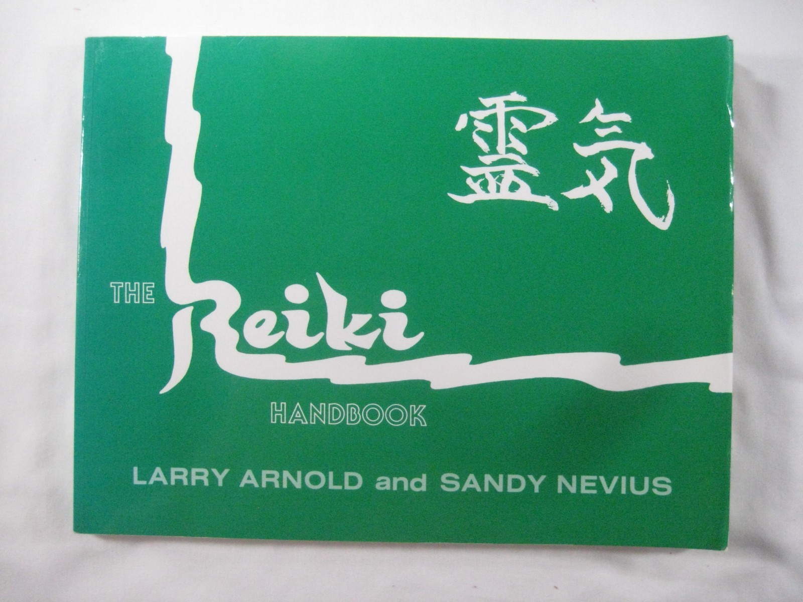 Lot 2 books Essential Reiki Diane Stein + Handbook L. Arnold + S. Nevius