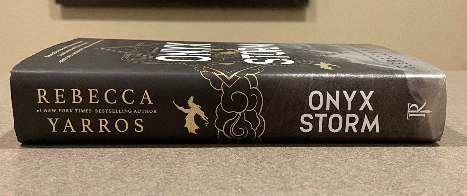 Onyx Storm Deluxe Limited Edition by Rebecca Yarros (The Empyrean Sprayed Edges