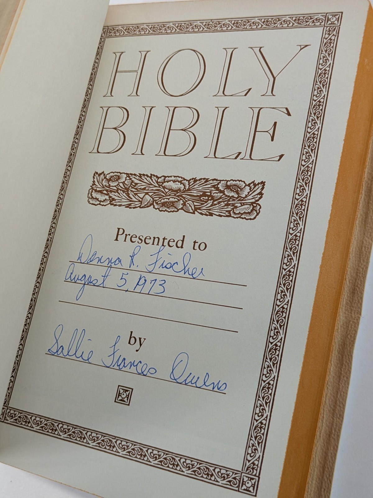 ✝️Holy Bible Self-Pronouncing Illustrated White Cover KJV World Publishing 70&rsquo;s?