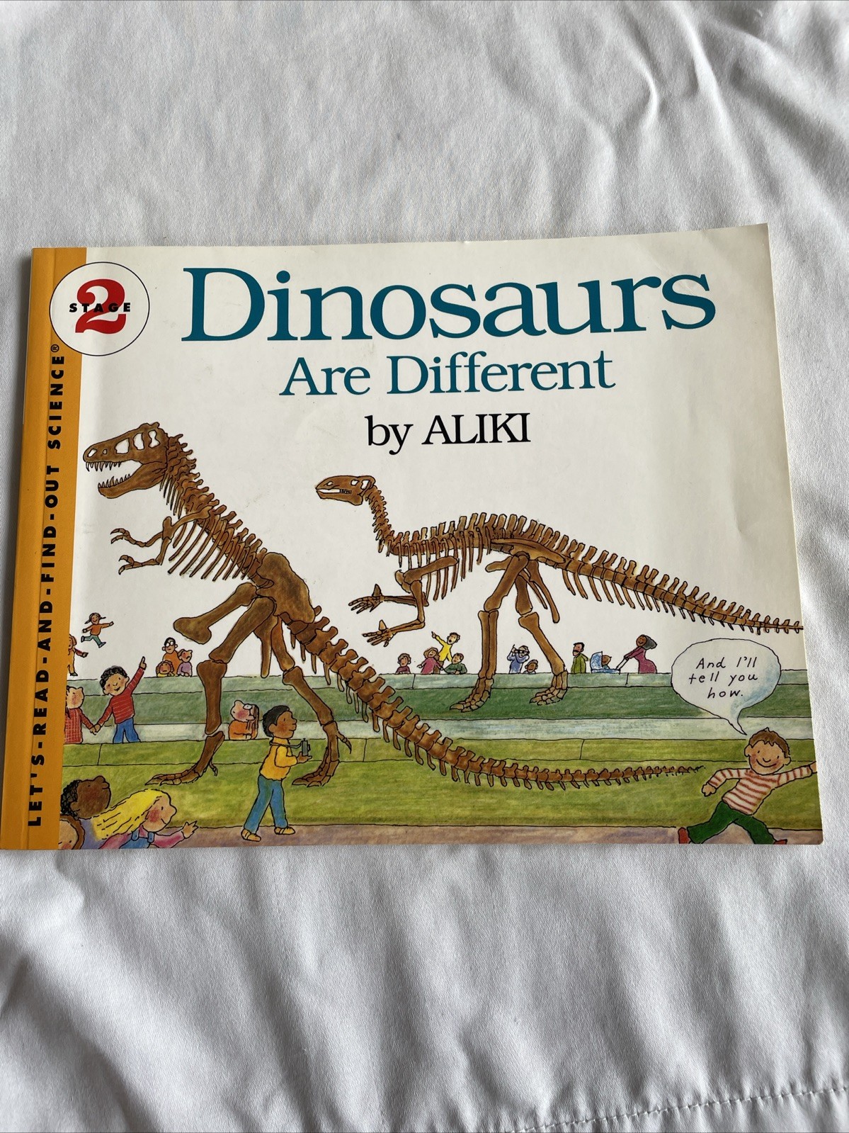 Dinosaurs Are Different (Let&rsquo;s-Read-and-Find-Out Science 2) – Paperback