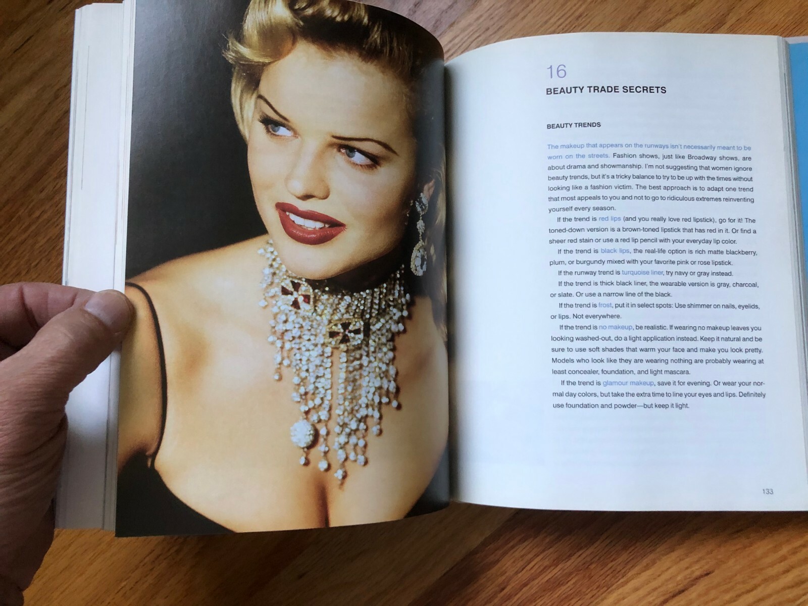 « Bobbi Brown Beauty  » The Ultimate Beauty Resource 1st Edition 1997, 242 pages.