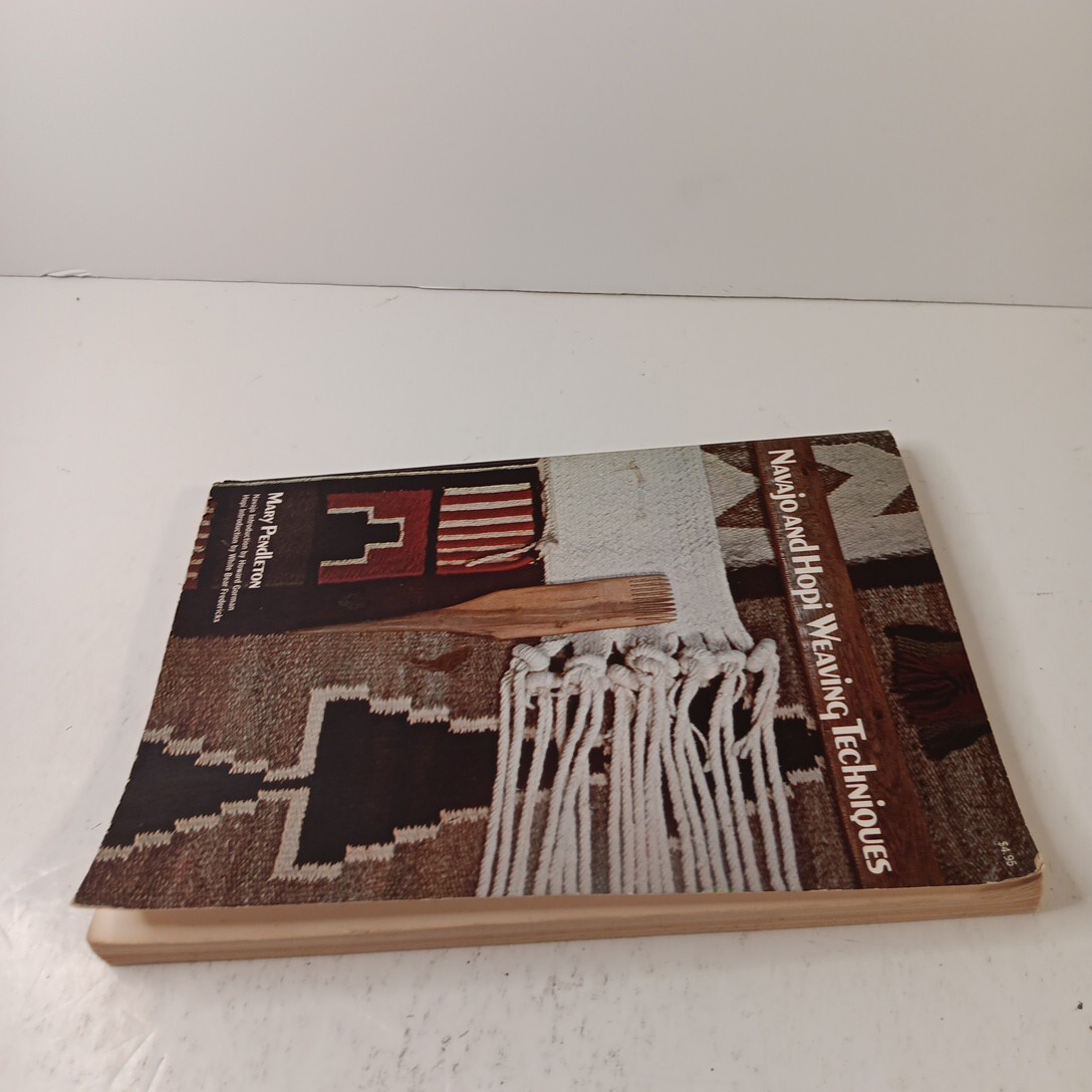 NAVAJO and HOPI WEAVING TECHNIQUES by Mary Pendleton PB (1974)